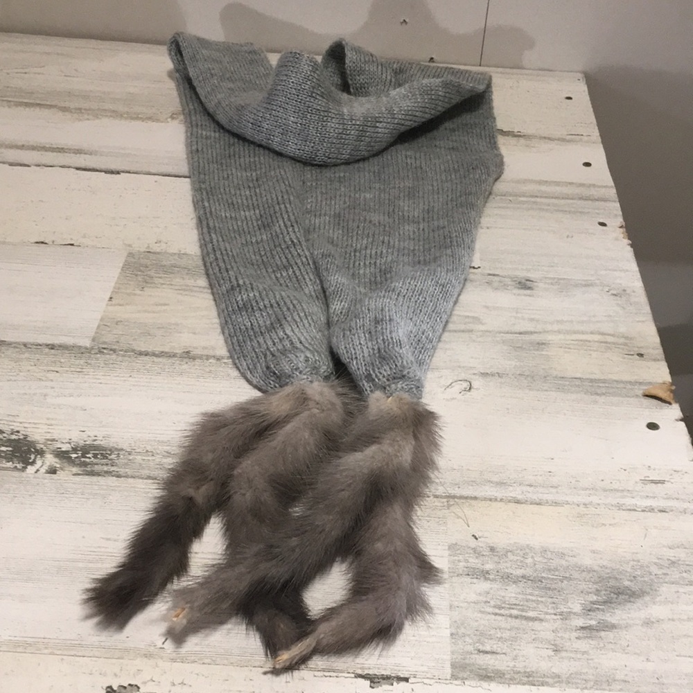 Woman’s grey ribbed scarf with 2 animal fur strips on each end.